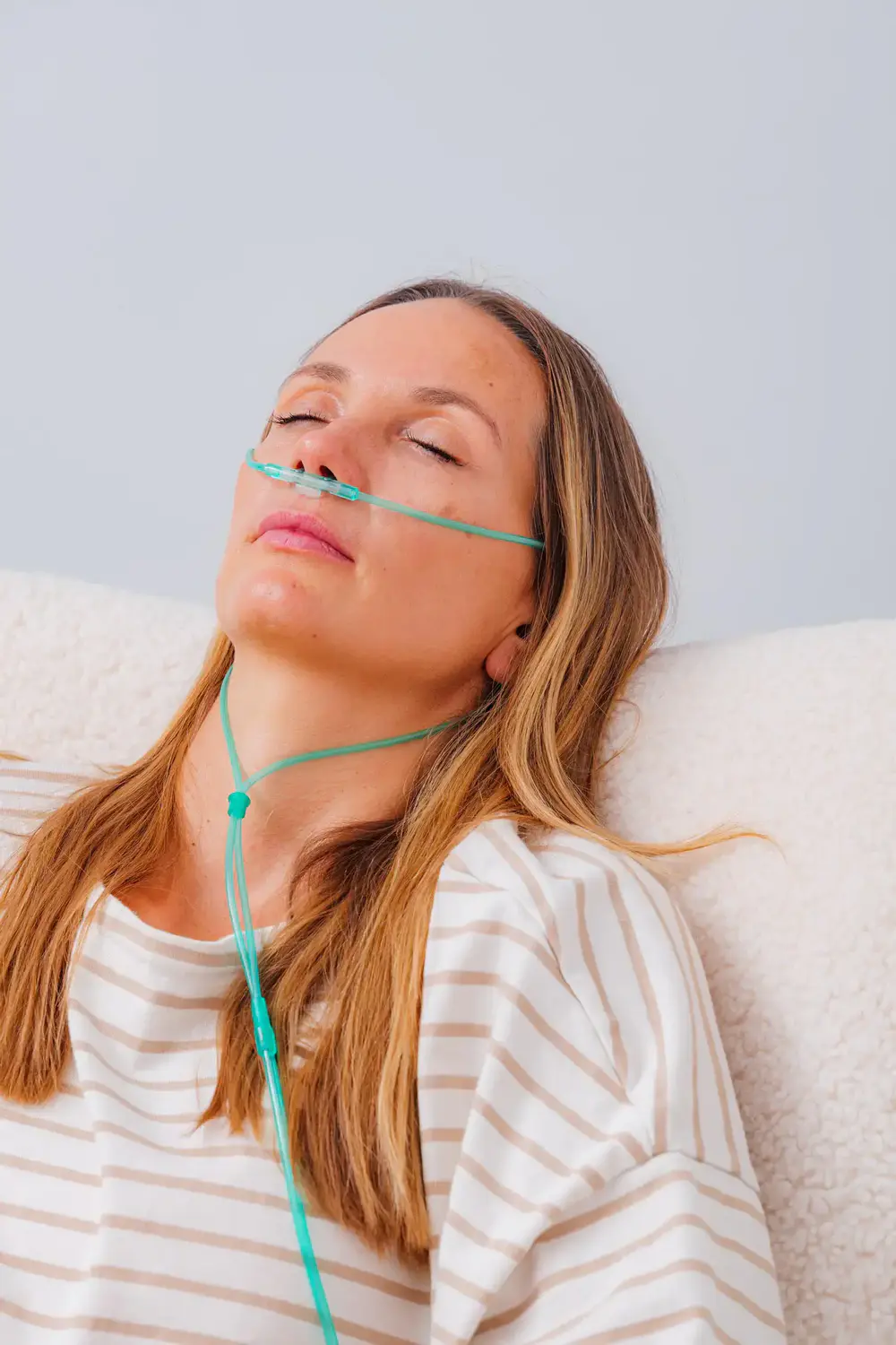Zbliżenie na kaniulę nosową założoną podczas inhalacji wodoru